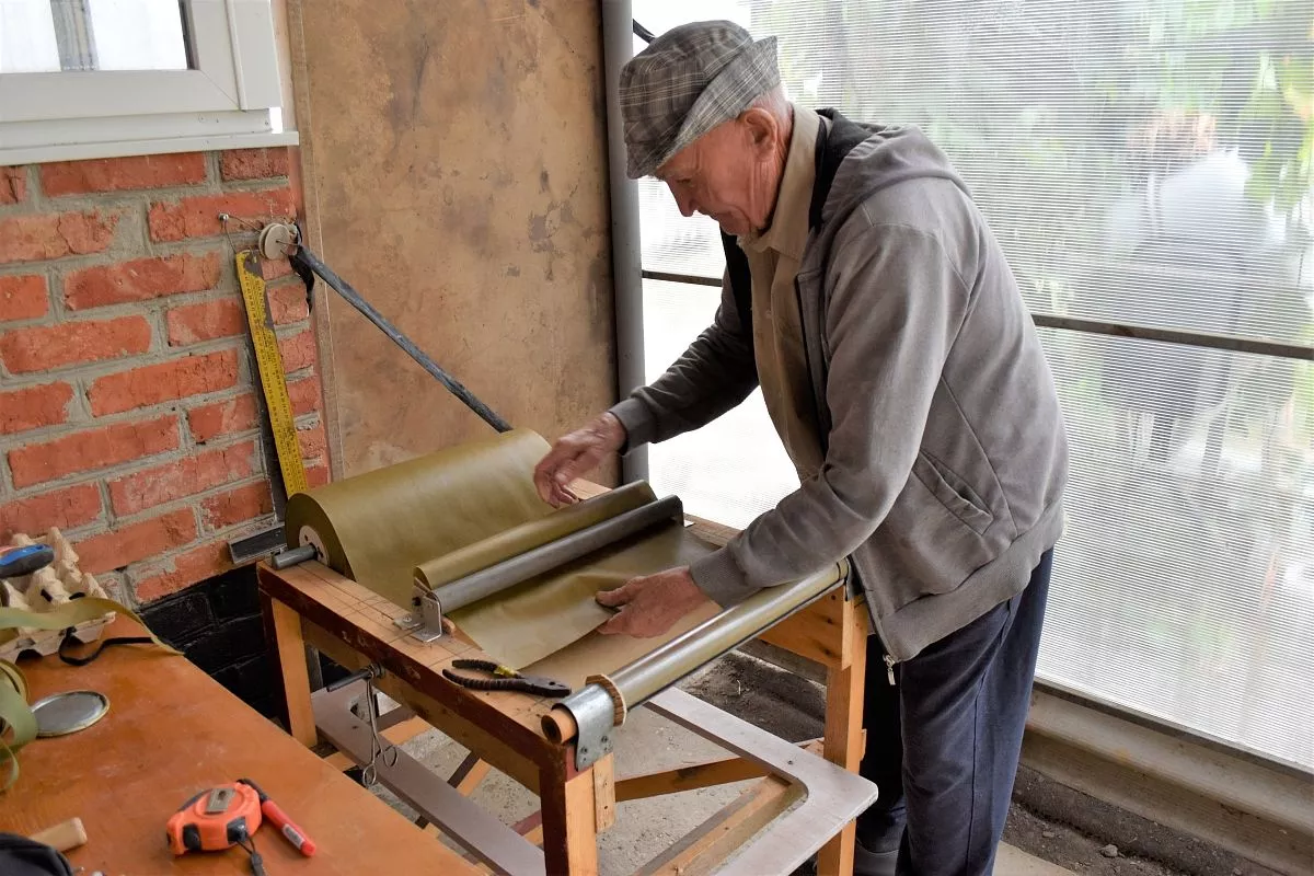 Таким аппаратом Сергей Степанович нарезает ленту для вплетения в сети.