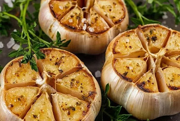 Запекаю чеснок и хоть на хлеб намазывай такой он сладкий: корейский метод превращает обычный гарнир в кулинарное чудо