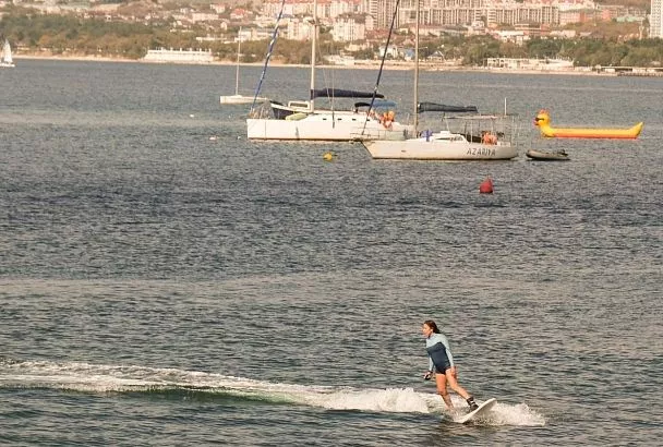 Заблокированные лесным пожаром туристы в Геленджике доставлены на безопасный пляж