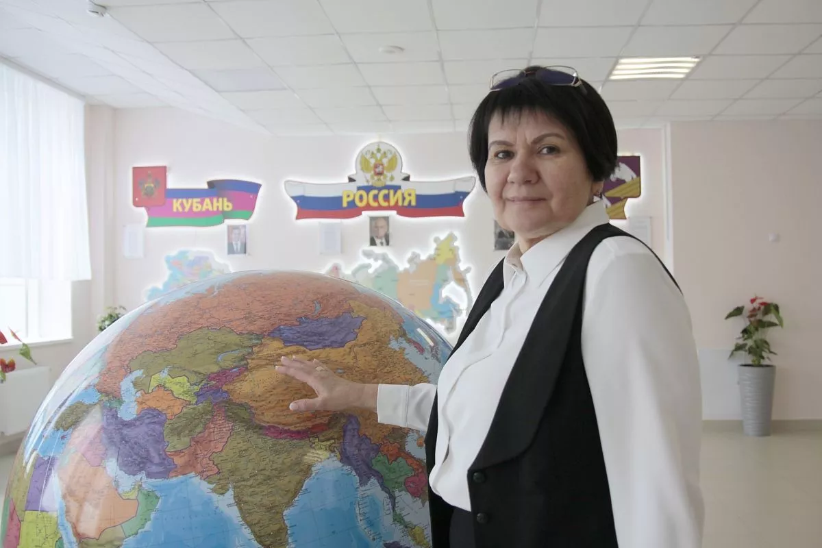 Директор Ирина Карякина говорит, что открытие новой школы стало долгожданным событием для учащихся и педагогов. Директор Ирина Карякина говорит, что открытие новой школы стало долгожданным событием для учащихся и педагогов.