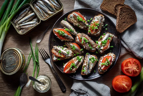 Выглядит как фокус: покатала банку шпрот по столу — и вся семья в шоке, насколько вкуснее стало  