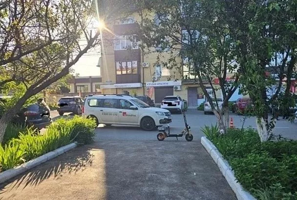 Подросток на электросамокате попал в больницу после ДТП в Армавире