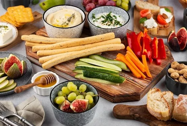 Чипсы и печенье оставьте в магазине. Что надо взять с собой из продуктов, собираясь на пикник