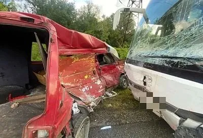 Иномарка влетела в лоб автобусу на трассе М-4 «Дон» под Геленджиком. Два человека не выжили