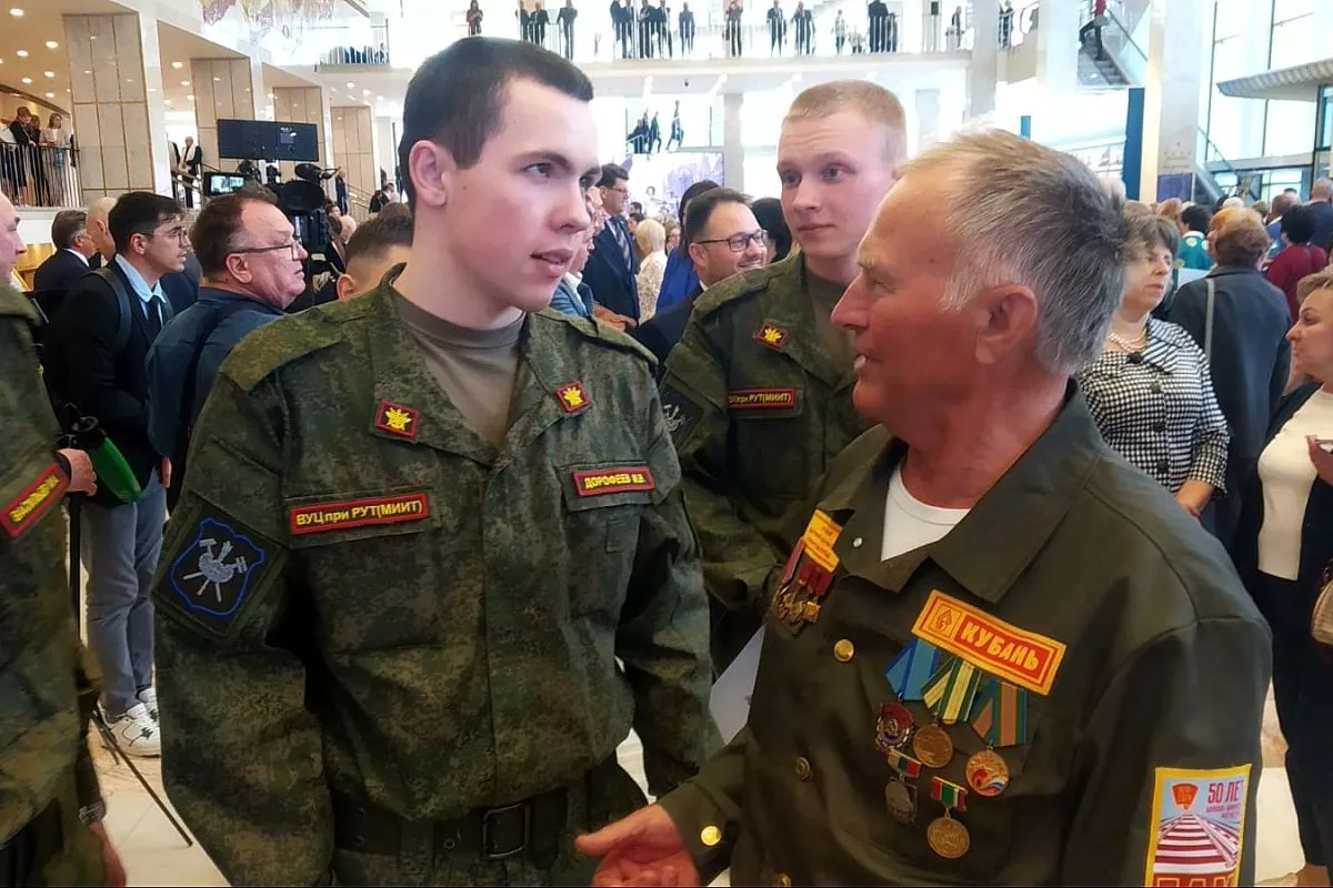 Молодежь сегодняшнего дня могла бы тоже осилить такую стройку.