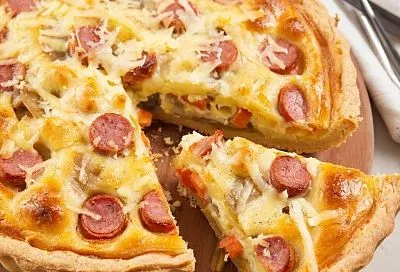 Отказаться от надоевших омлетов и яичниц легко: замените их аппетитным пирогом с сыром и сосисками на кефирном тесте