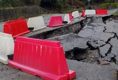 Дорожное полотно сползло на двух улицах в Сочи