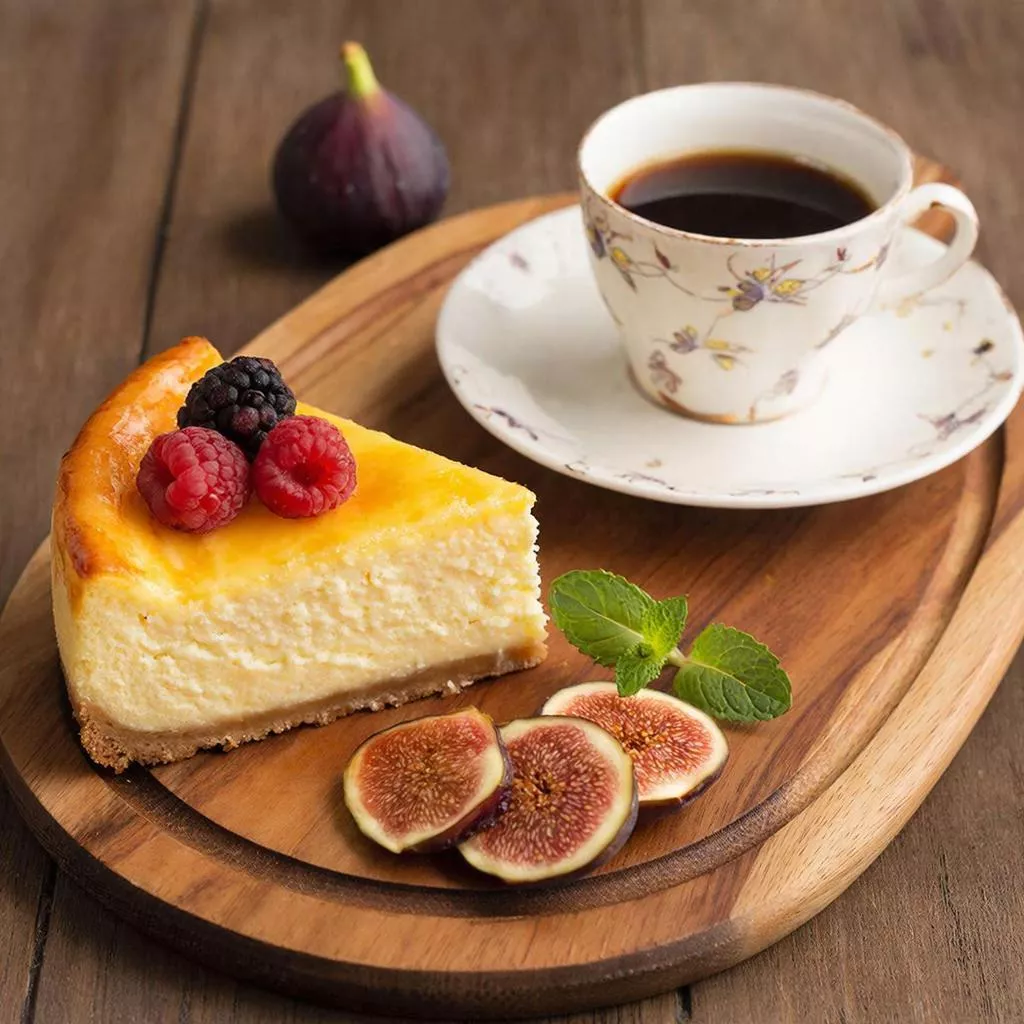 Баскский чизкейк - тот самый с «горелой» корочкой и кремовой начинкой, без теста и печенья. Не требует сложных навыков в приготовлении