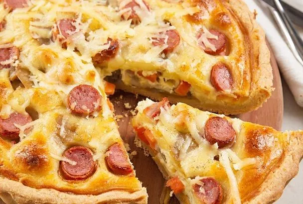 Отказаться от надоевших омлетов и яичниц легко: замените их аппетитным пирогом с сыром и сосисками на кефирном тесте