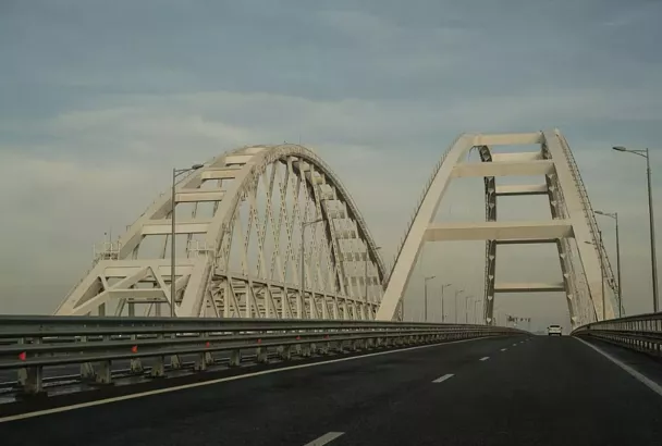 Движение по Крымскому мосту временно остановлено