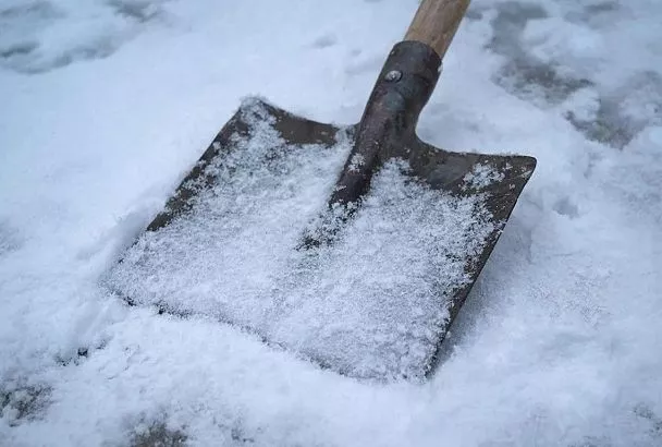 Зарплата дворника: как заработать до 94 тысяч на уборке снега в 2026 году