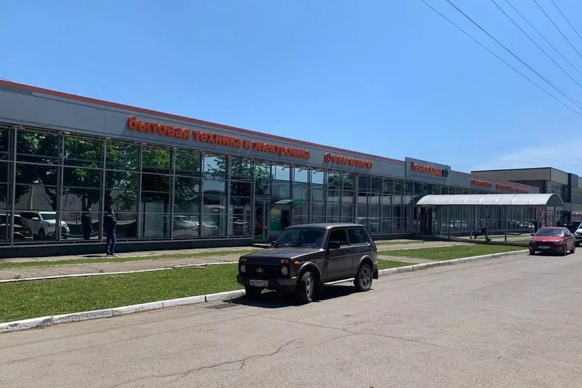 В Краснодаре на улице Ростовское шоссе очистили от рекламы фасад торгового центра