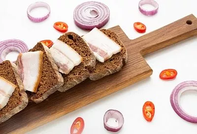 Мясников разъяснил, кому и в каких количествах можно есть сало