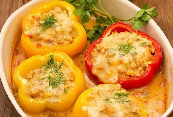 Готовлю огромную кастрюлю, но все съедается за один присест: фаршированный перец в сметанном соусе. Пошаговый рецепт 