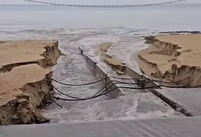 Участок песчаного пляжа в Анапе смыло в море потоком воды после ливня