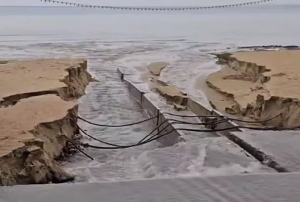 Участок песчаного пляжа в Анапе смыло в море потоком воды после ливня