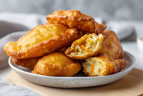 Пирожки с капустой на простом дрожжевом тесте: пышные, мягкие и не черствеют