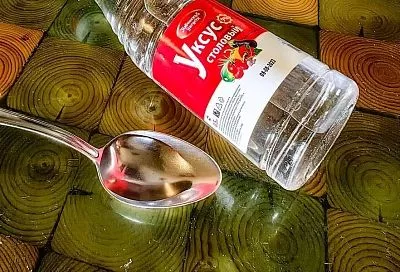 Дешево и очень эффективно: как использовать уксусную кислоту для дезинфекции почвы