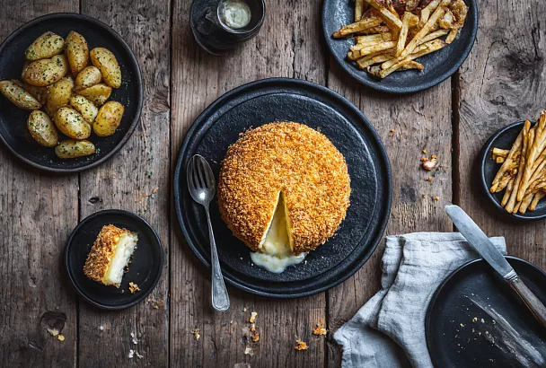 Запечённый цельный сыр в панировке без яиц