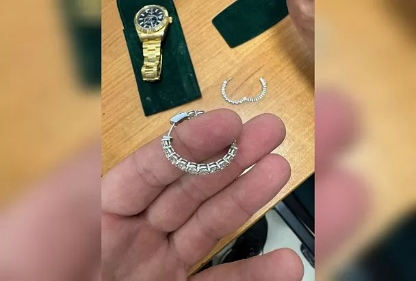 Таможенники изъяли у пассажирки в аэропорту Сочи часы Rolex и драгоценности Cartier на 7 млн рублей
