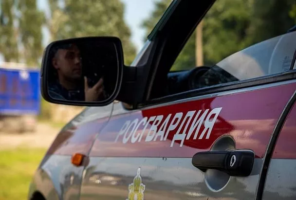 Ругался матом, разбрасывал бутылки. Росгвардейцы задержали пьяного туриста на пляже в Новороссийске