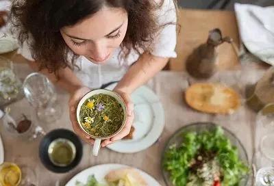 Пьем раз в день - и чистим сосуды, растворяем тромбы: домашнее средство из целебной травы
