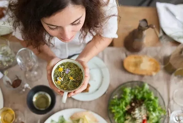 Пьем раз в день - и чистим сосуды, растворяем тромбы: домашнее средство из целебной травы