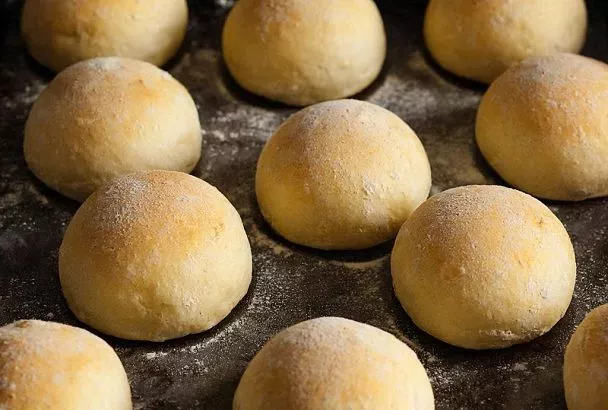 Быстрые и вкусные булочки за 10 минут: универсальный рецепт подходит как для сладких, так и для соленых начинок