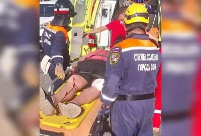 Спасатели вызволили пострадавших из искореженного автомобиля в Сочи