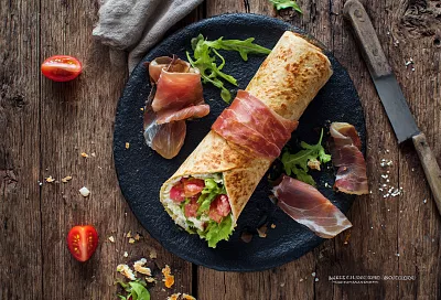 Диетическая шаурма без лаваша: протеиновый ролл из творога с прошутто