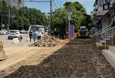 Мэр Краснодара показал, как идет ремонт километрового участка улицы им. Атарбекова