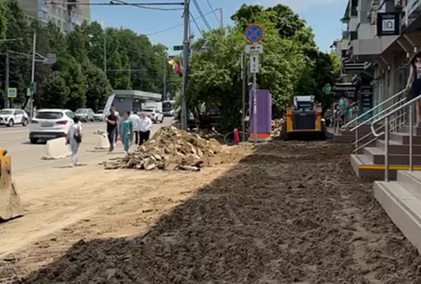 Мэр Краснодара показал, как идет ремонт километрового участка улицы им. Атарбекова