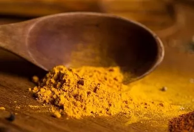 Куркума против грибка: бутылки этого настоя хватает на весь сезон для защиты огорода