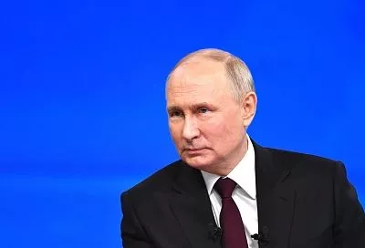 Упрощенные визы участникам госпрограммы и запрет на образование для иноагентов: Владимир Путин подписал новые законы