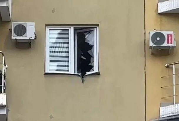 Обломки БПЛА повредили окно в одном из многоквартирных домов в Сочи