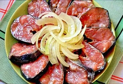 Ничего лишнего, только соль и сахар. Каждый кусочек обваливаю и выкладываю слоями и все. Малосольная горбуша получается вкуснее, чем семга и форель