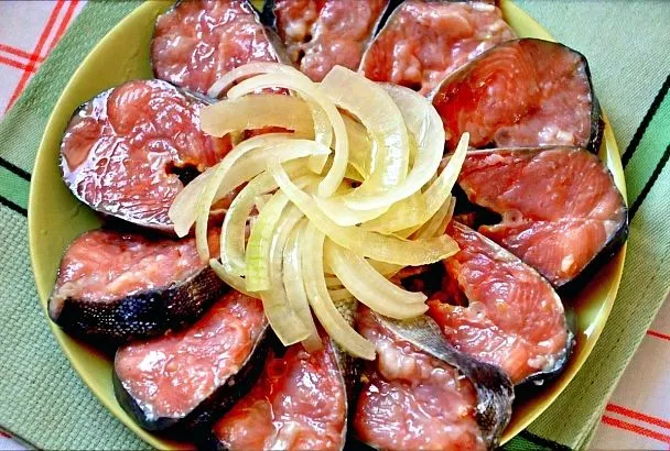 Ничего лишнего, только соль и сахар. Каждый кусочек обваливаю и выкладываю слоями и все. Малосольная горбуша получается вкуснее, чем семга и форель