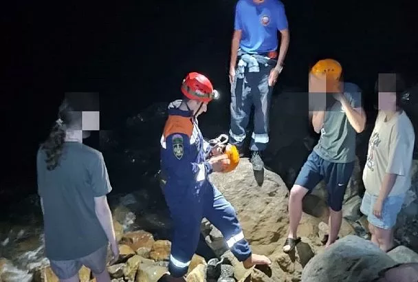Спасатели нашли заблудившихся туристов в лесу Геленджика