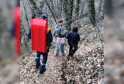 Спасатели помогли туристке с травмой ноги в горах Сочи