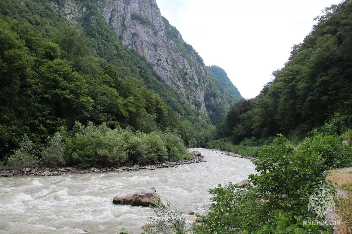 Трех человек спасли из горной реки в Сочи