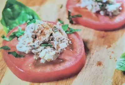 Сразу неси их на стол: помидоры с аппетитной намазкой покорят своим изысканным вкусом – рецепт, проще некуда