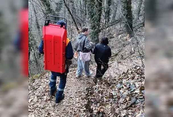 Спасатели помогли туристке с травмой ноги в горах Сочи