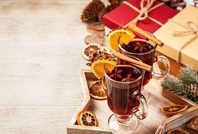 Глинтвейн без вина стал ещё ароматнее: варим сок с пряностями и цедрой - для взрослых и детей