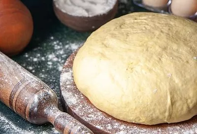 Быстрое дрожжевое тесто для пирожков — нежнее облака и не рвется при жарке. Всего 1 час с расстойкой