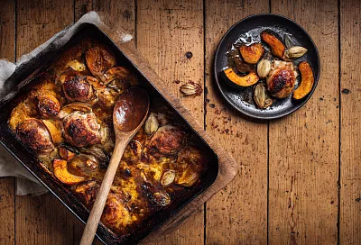 Курица с тыквой и чесноком в духовке