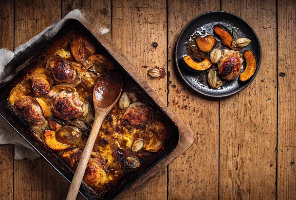 Курица с тыквой и чесноком в духовке