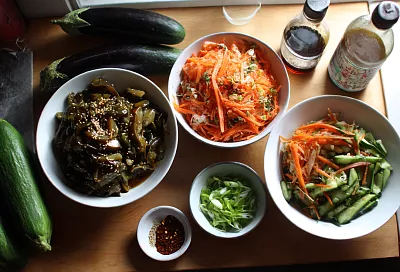 Три корейских салата за полчаса — и праздничный стол сразу выглядит богаче!