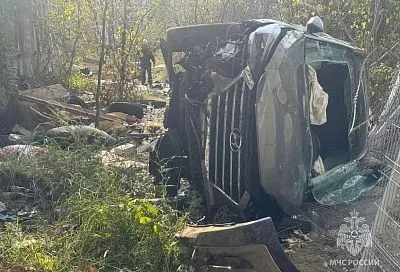 Спасатели вытащили водителя из искореженного в ДТП автомобиля в Сочи