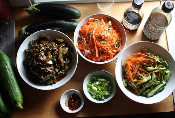 Три корейских салата за полчаса — и праздничный стол сразу выглядит богаче!