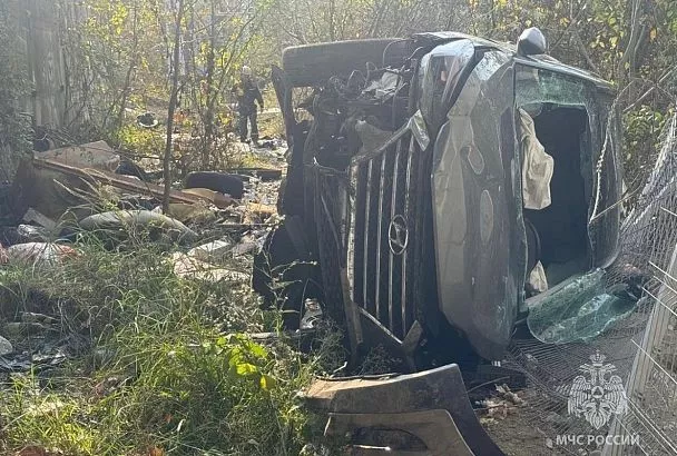 Спасатели вытащили водителя из искореженного в ДТП автомобиля в Сочи